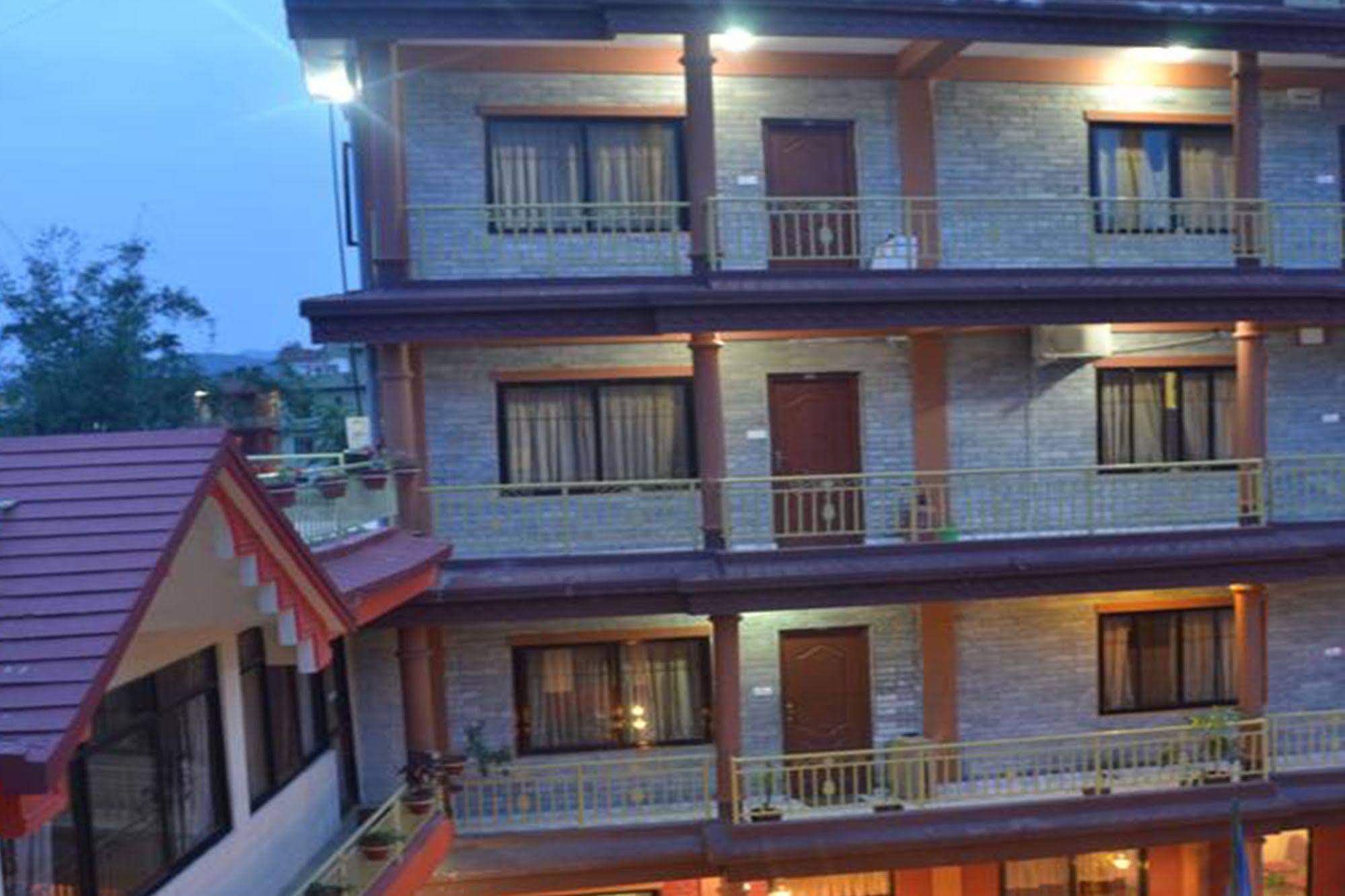Golden Gate Hotel Pokhara Exteriör bild