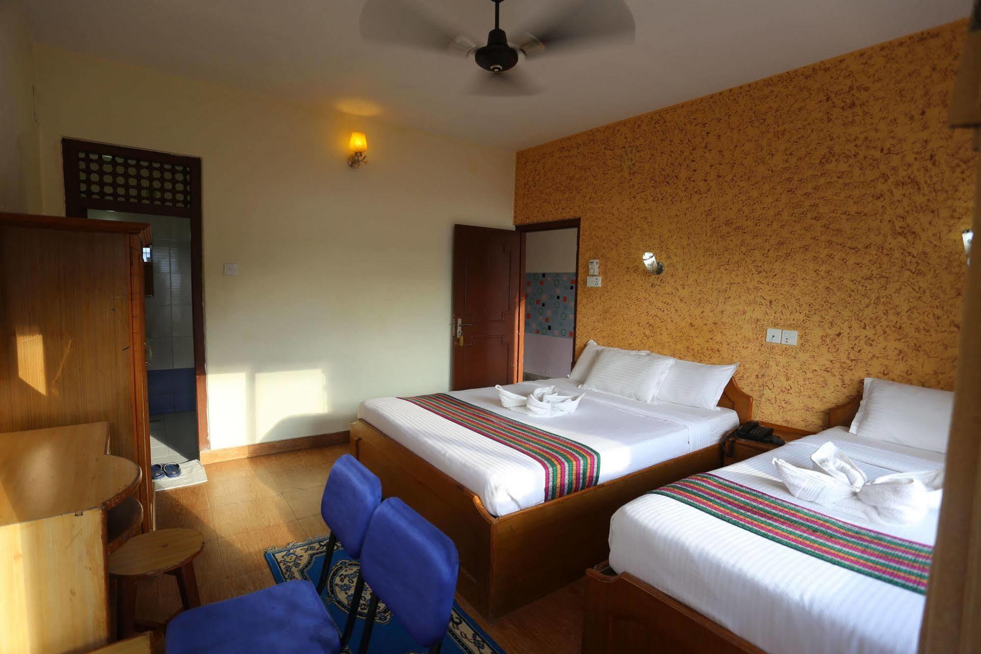Golden Gate Hotel Pokhara Exteriör bild