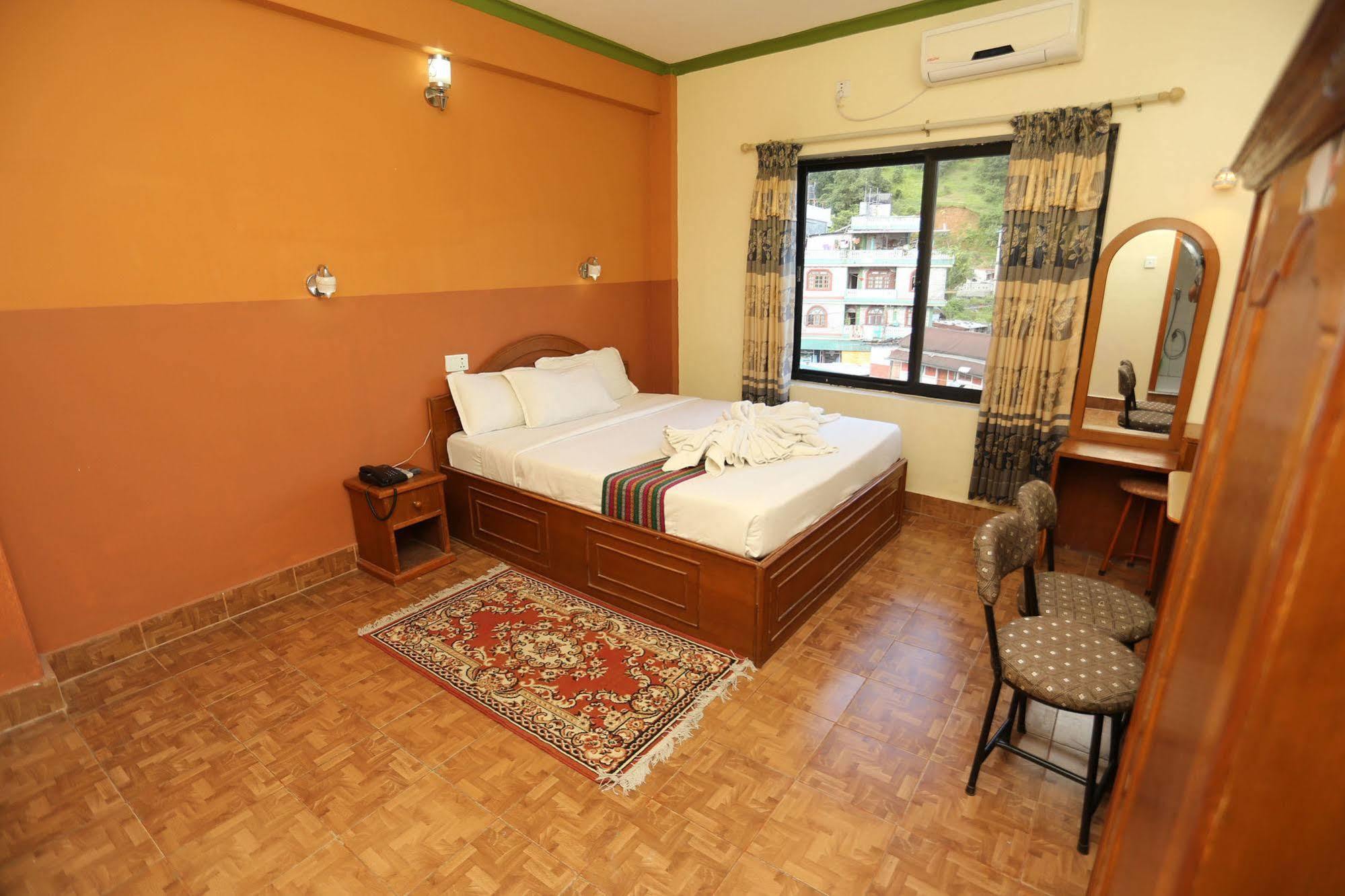 Golden Gate Hotel Pokhara Exteriör bild