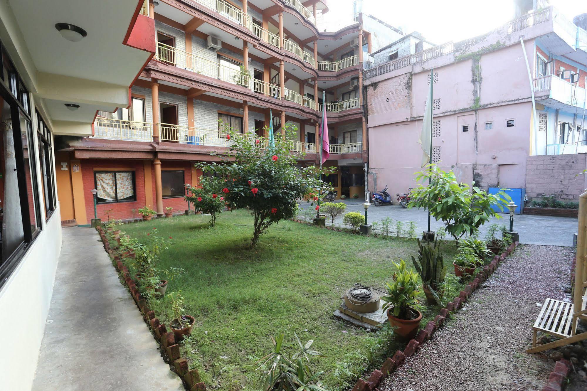 Golden Gate Hotel Pokhara Exteriör bild