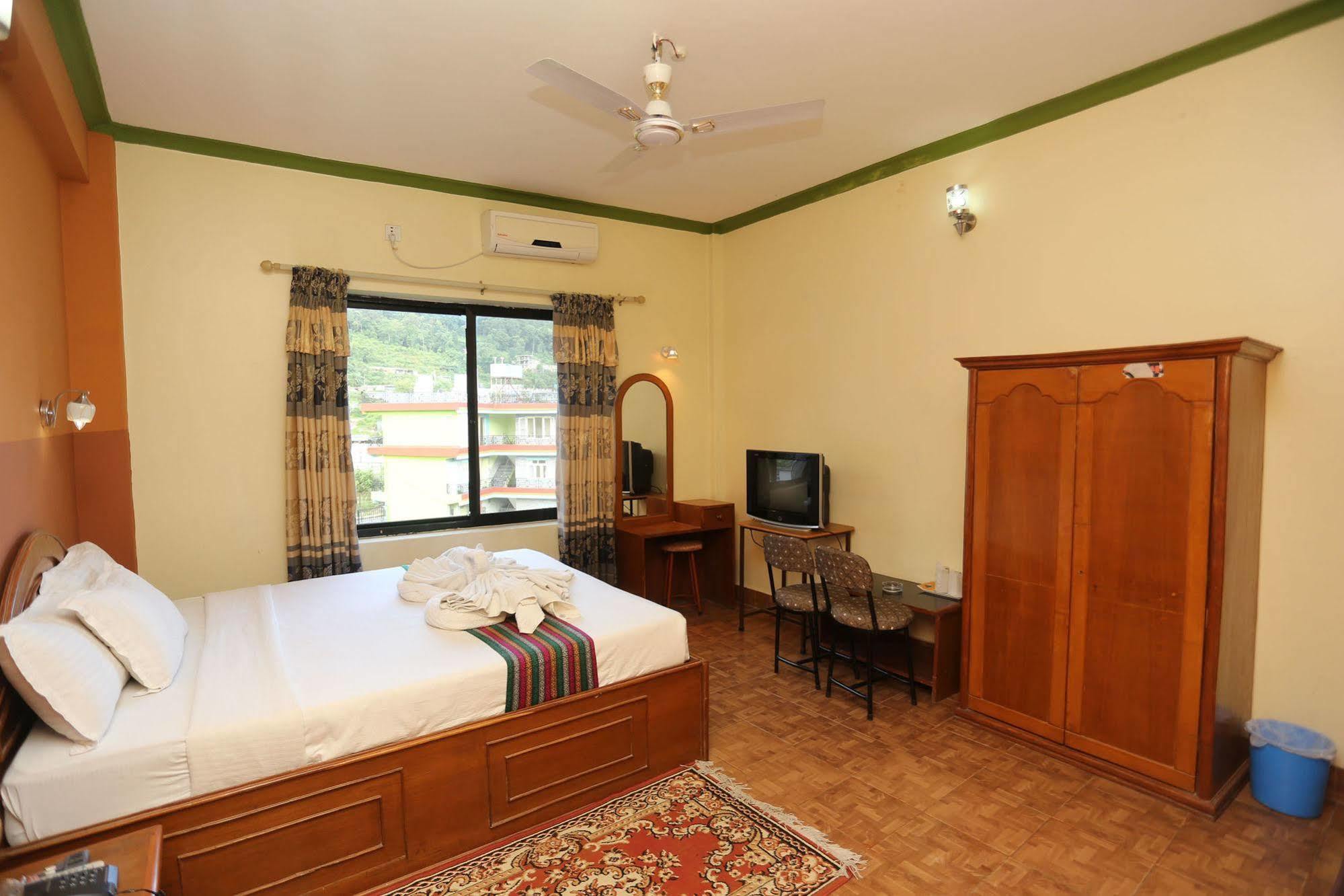 Golden Gate Hotel Pokhara Exteriör bild