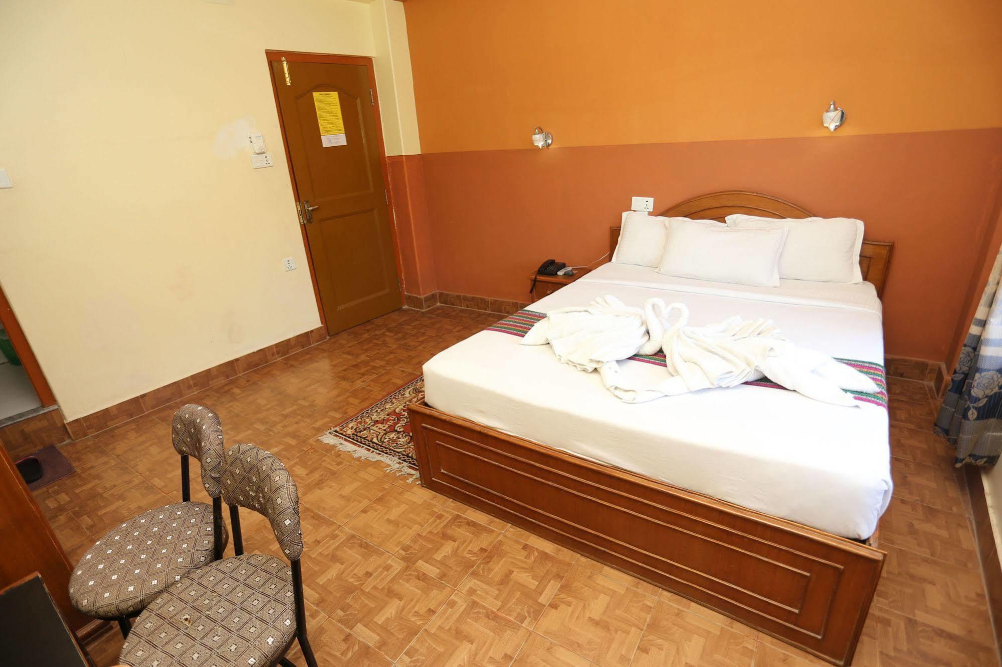 Golden Gate Hotel Pokhara Exteriör bild