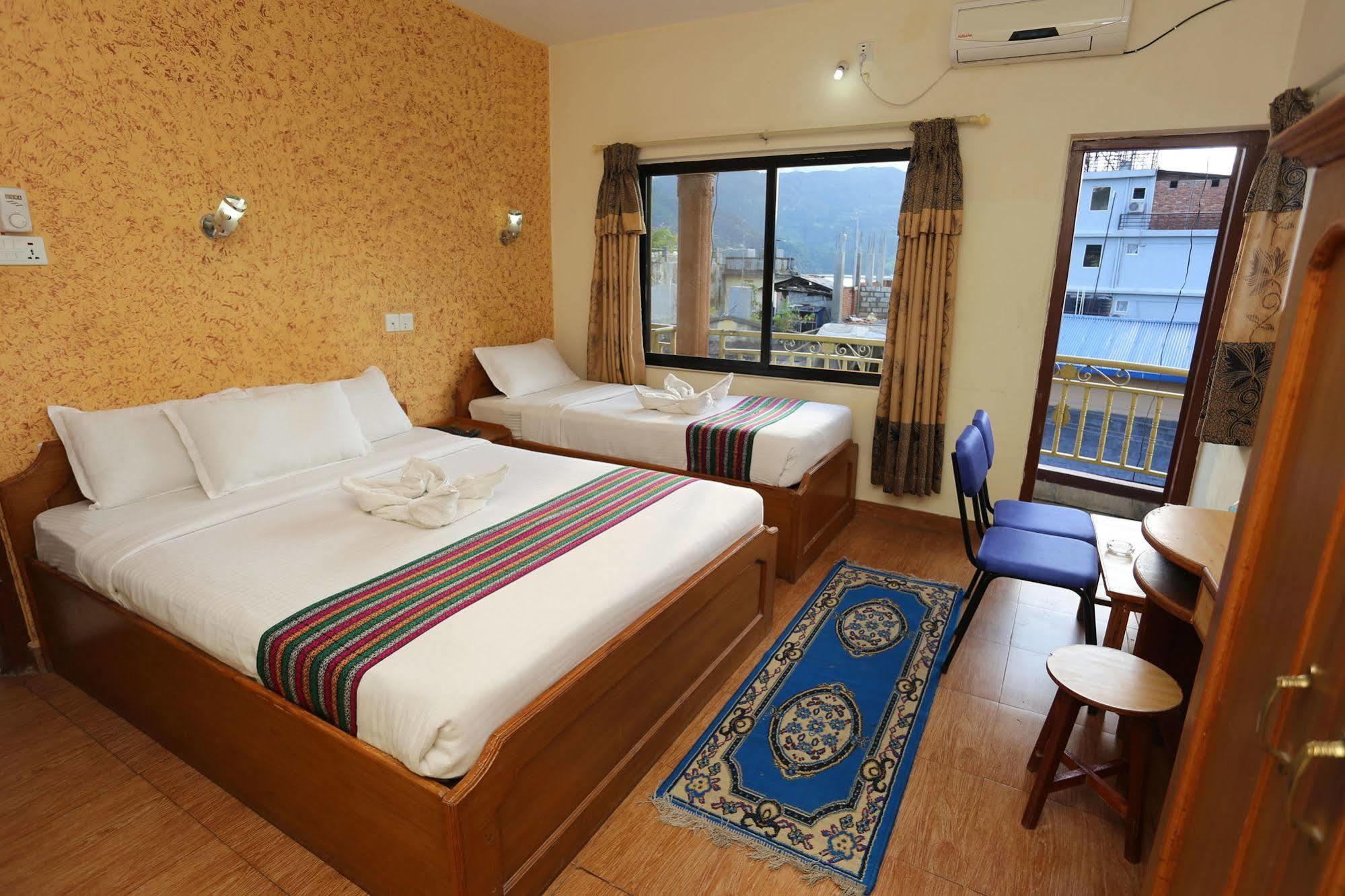 Golden Gate Hotel Pokhara Exteriör bild