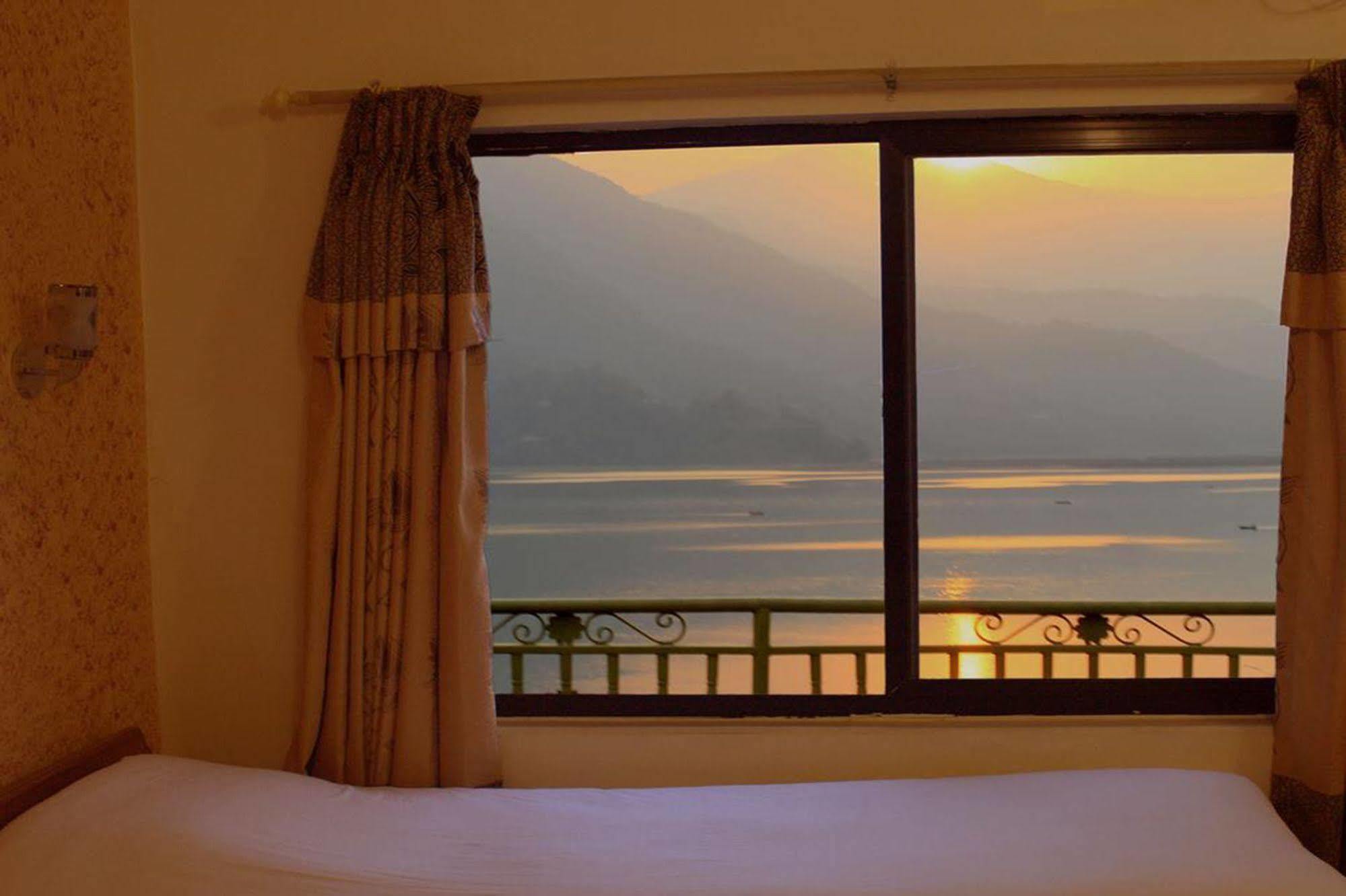 Golden Gate Hotel Pokhara Exteriör bild