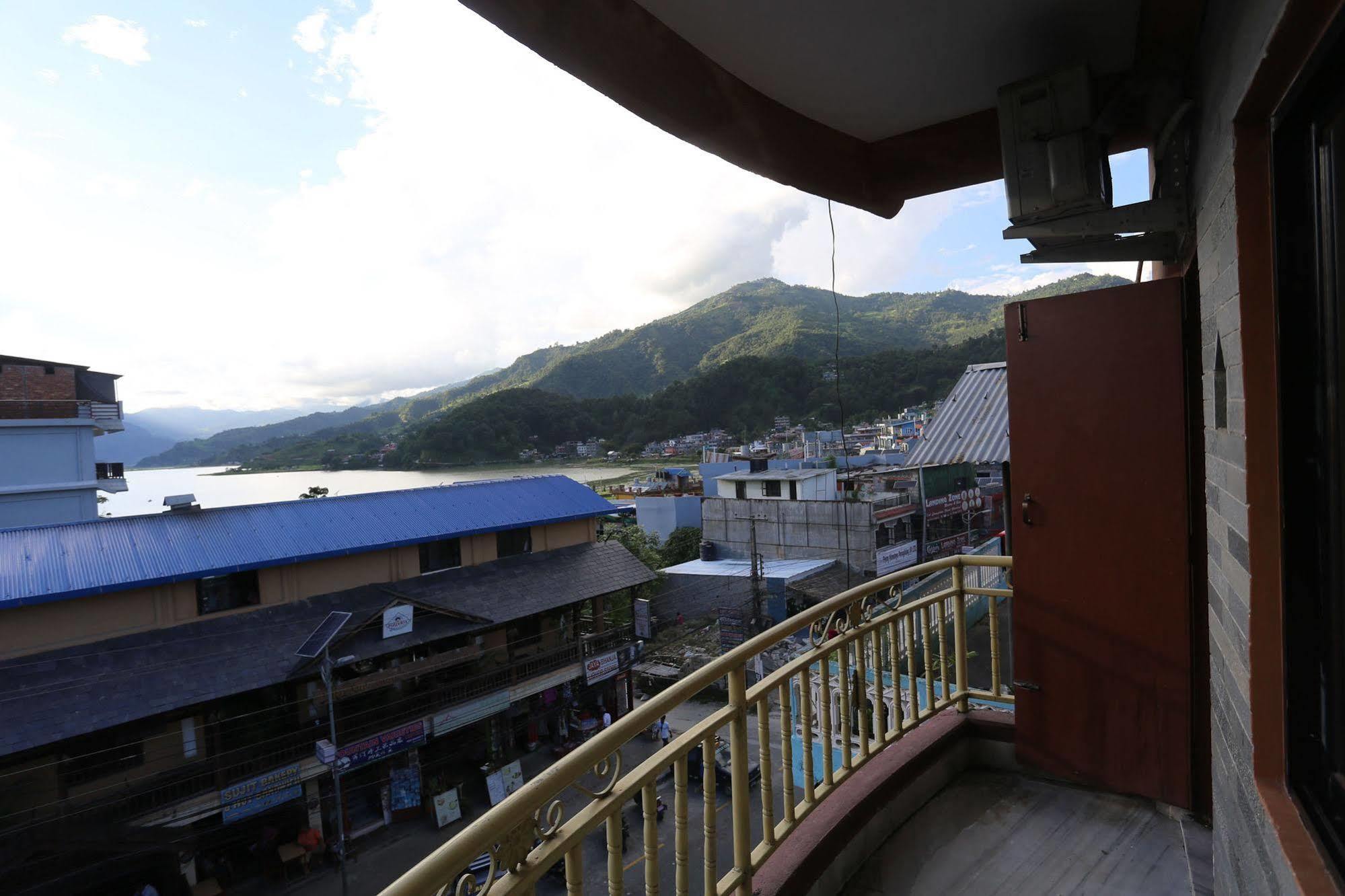 Golden Gate Hotel Pokhara Exteriör bild