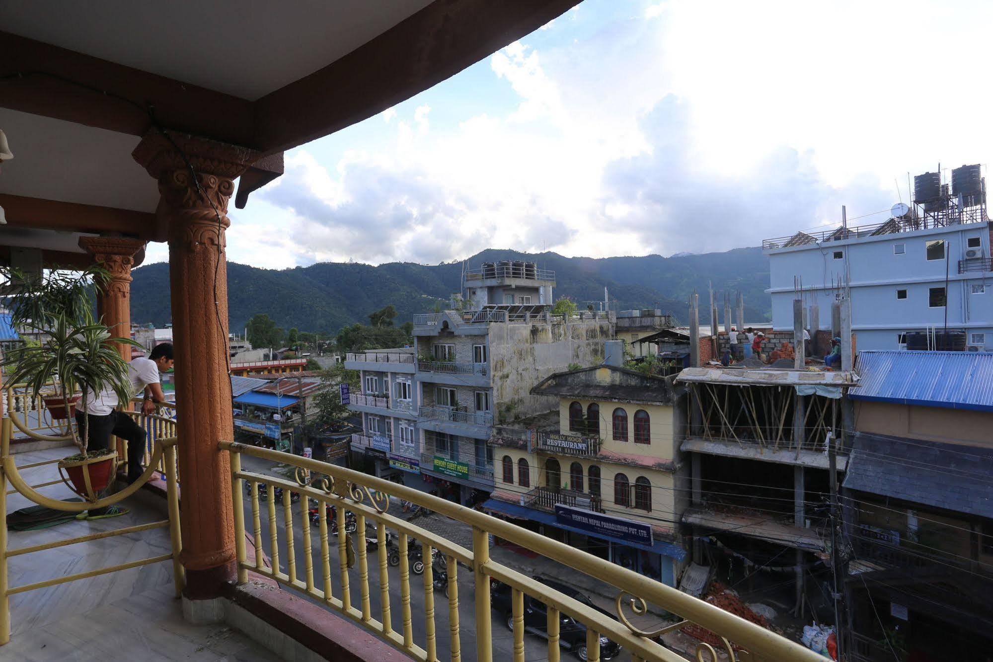 Golden Gate Hotel Pokhara Exteriör bild