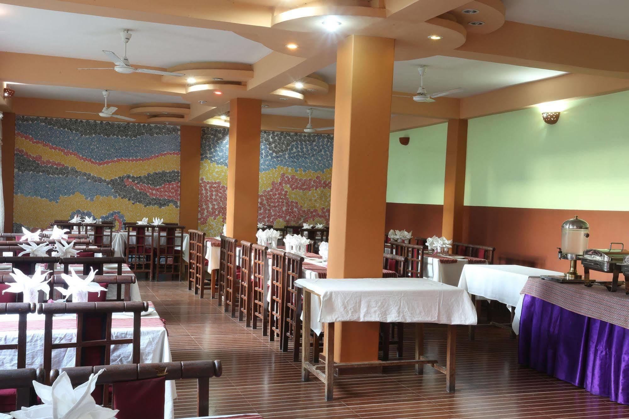 Golden Gate Hotel Pokhara Exteriör bild