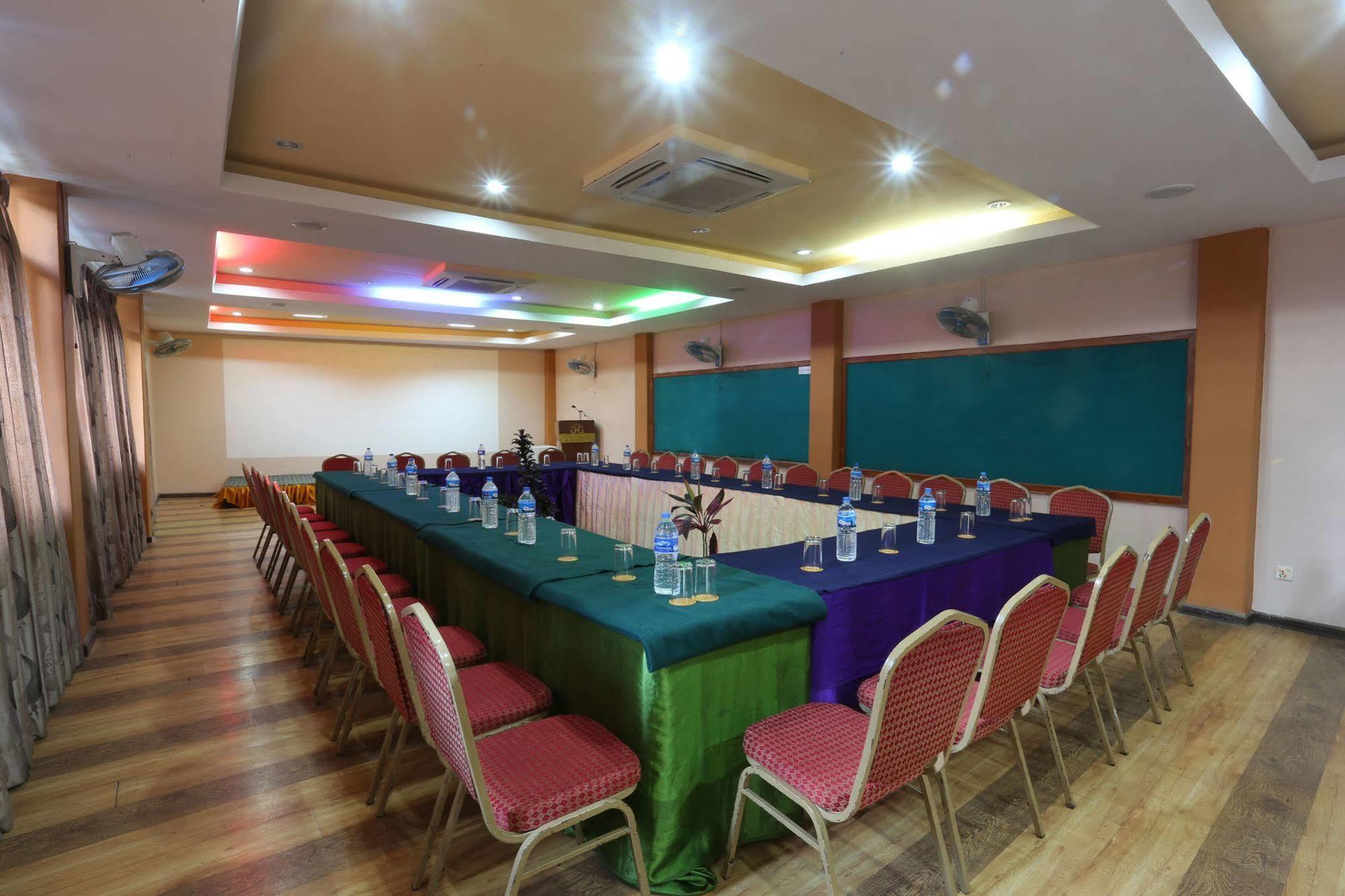 Golden Gate Hotel Pokhara Exteriör bild