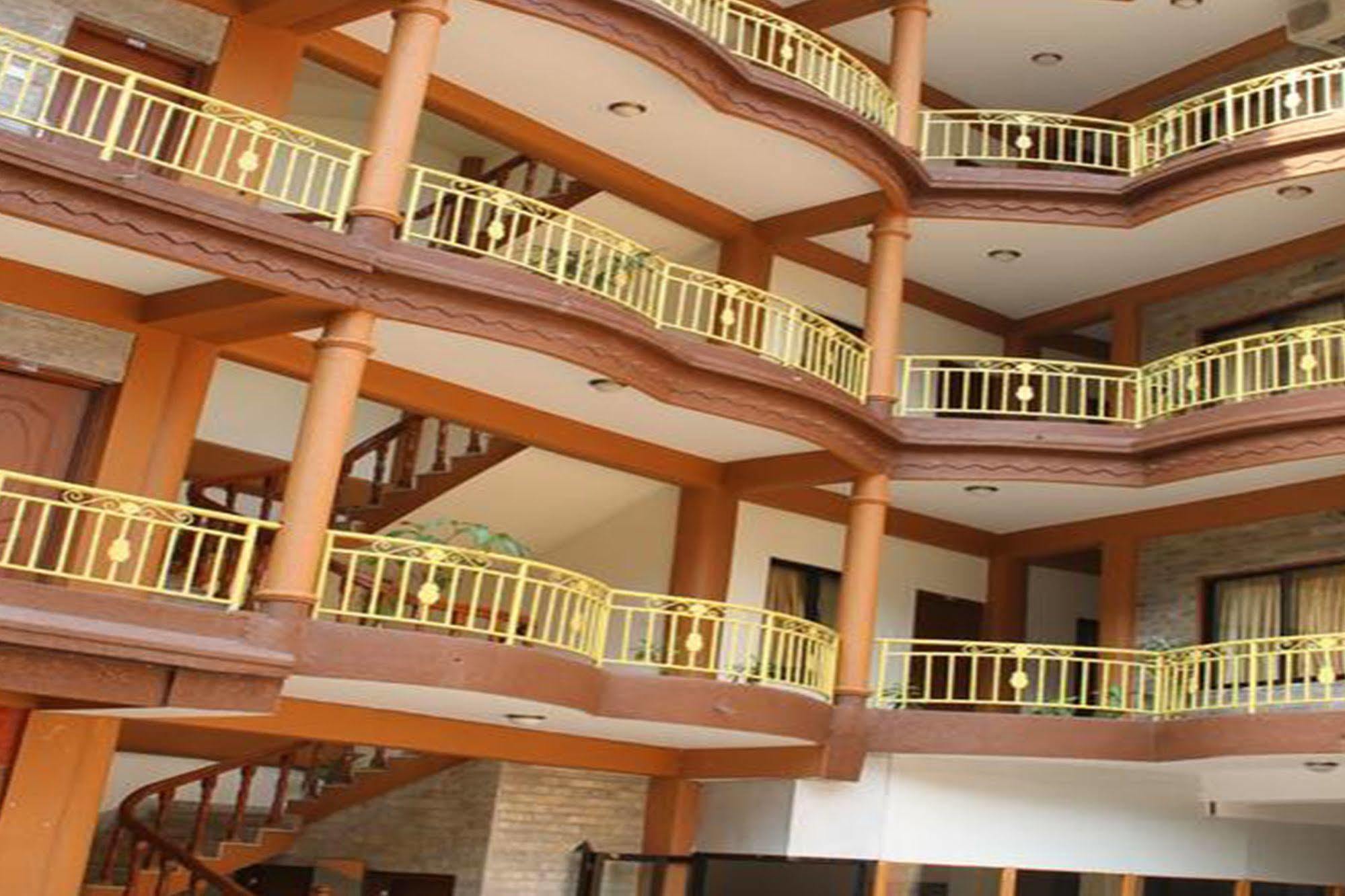 Golden Gate Hotel Pokhara Exteriör bild