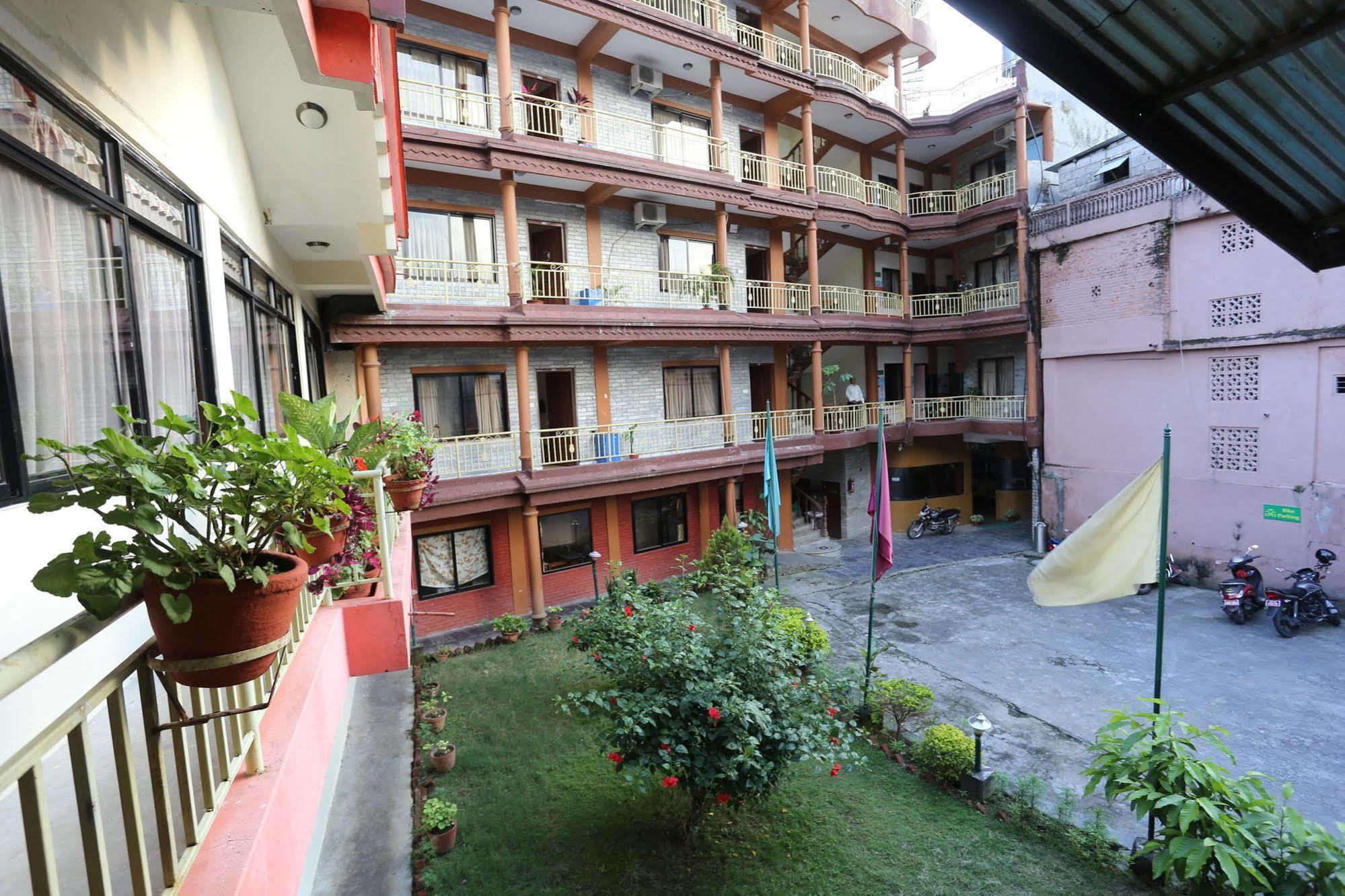 Golden Gate Hotel Pokhara Exteriör bild