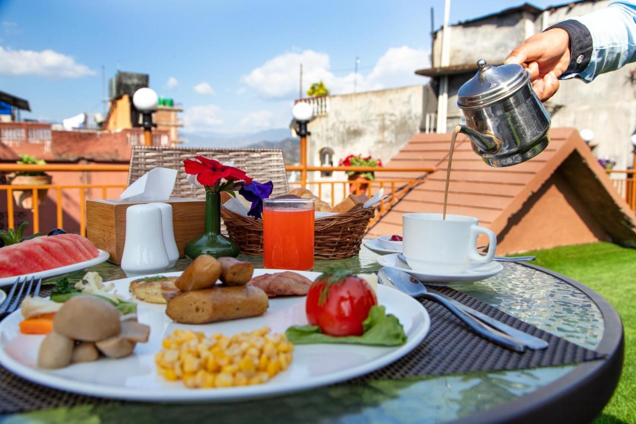 Golden Gate Hotel Pokhara Exteriör bild