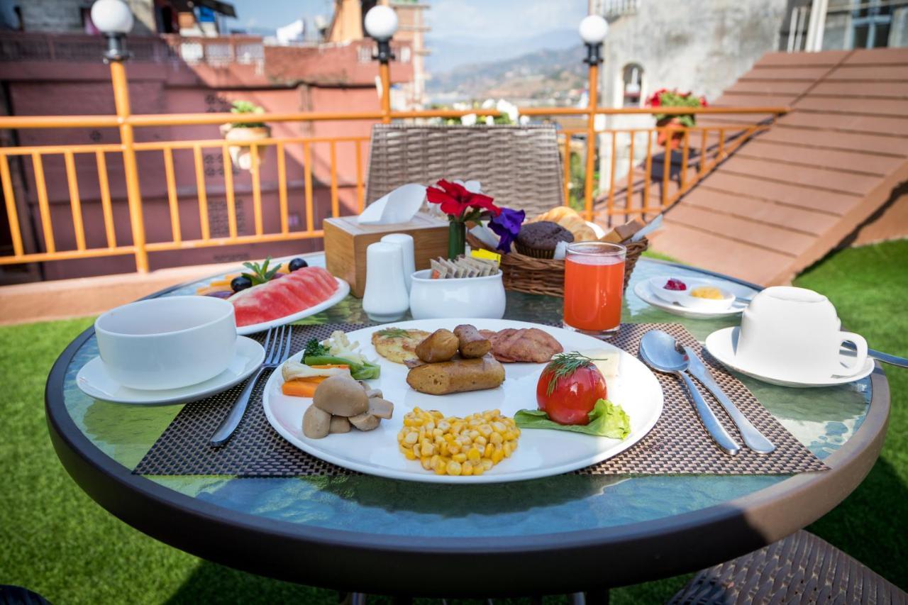 Golden Gate Hotel Pokhara Exteriör bild